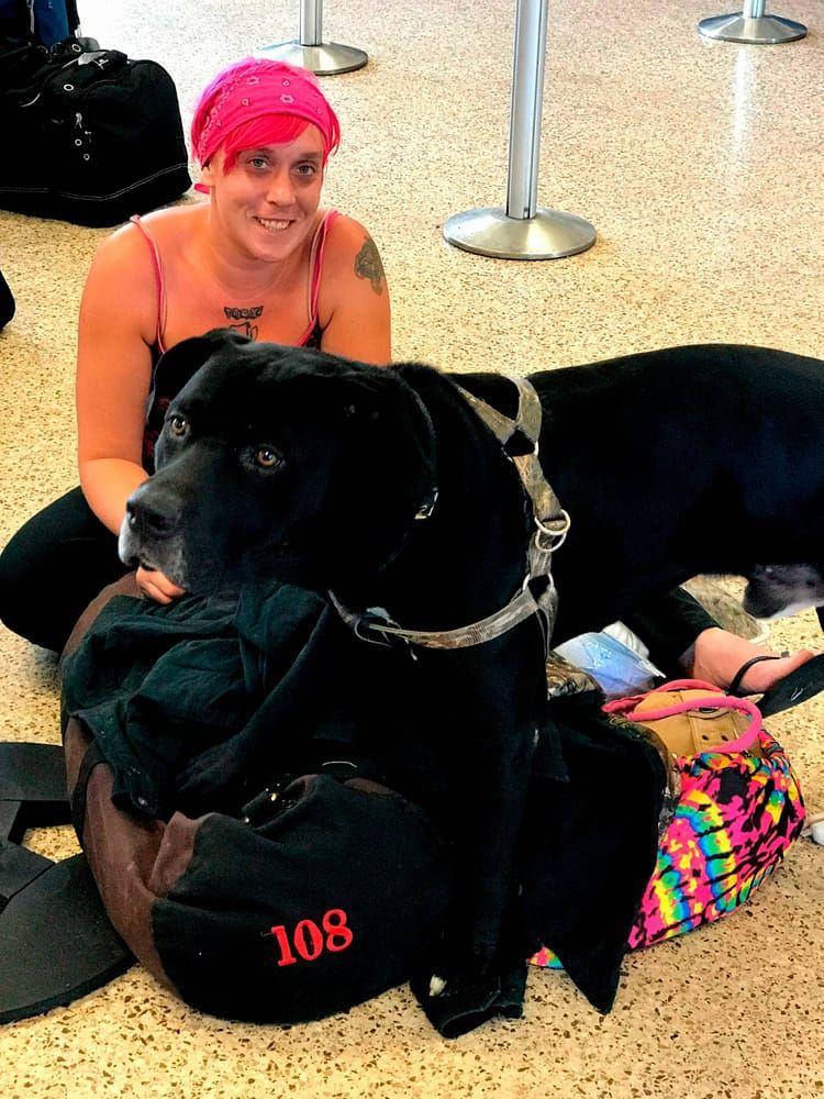 Amy är epileptiker och reser med sin följeslagare hunden Buddy