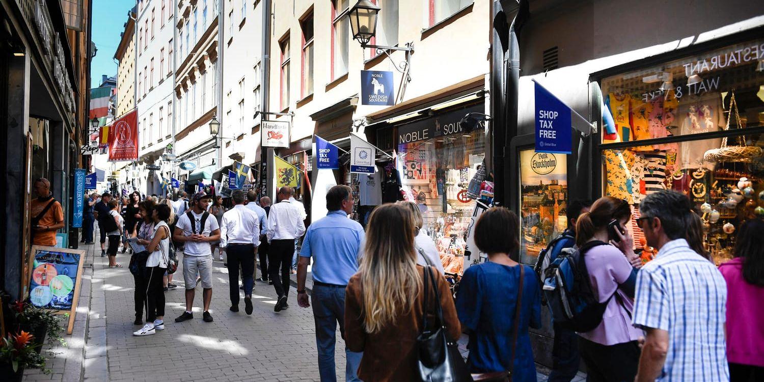 Shoppande turister är en viktig och ökande intäktskälla för den svenska handeln. Här är turismens paradgata – Västerlånggatan i Gamla stan. Arkivbild