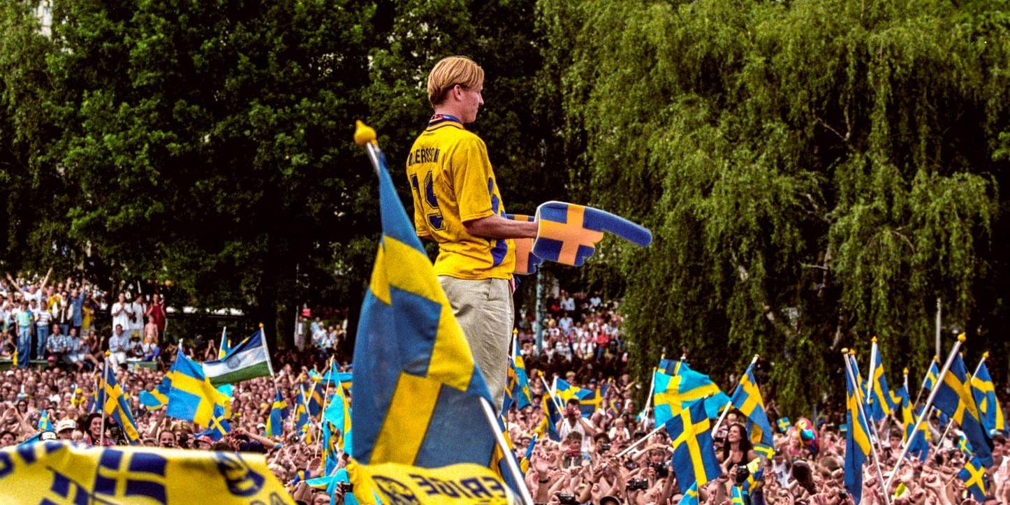 Kennet Anderssons målgest under VM 1994 blev snabbt en klassiker. Vid firandet av VM-bronset, inför omkring 100 000 personer i Rålambshovsparken i Stockholm, bjöd landslagsanfallaren på en repris.