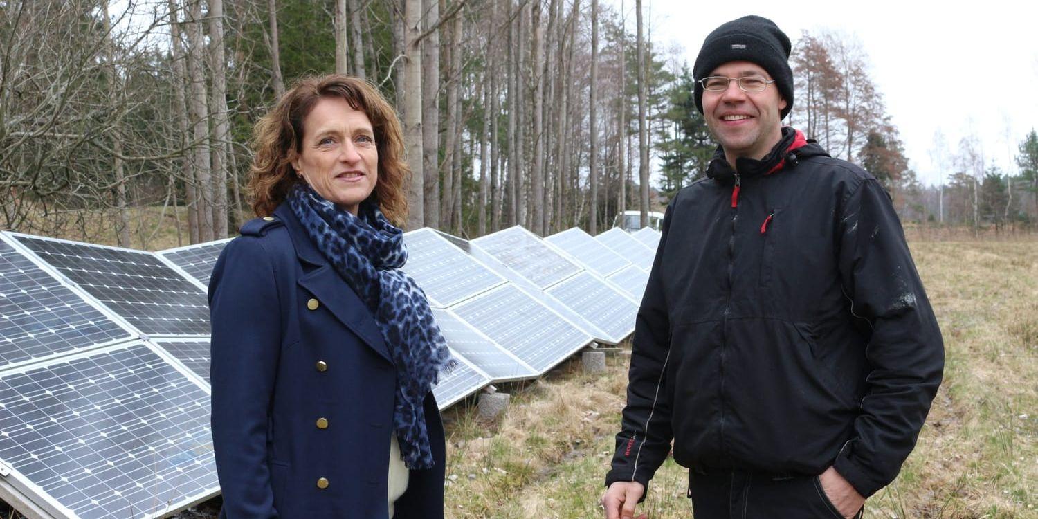 Lars Carlsson har monterat solceller på sitt fårstaket. Han och Elisabet Staf från Orust kretsloppsakademi hoppas att många ska byta till förnybar el med paketlösning. Bild: Carin Jacobsson