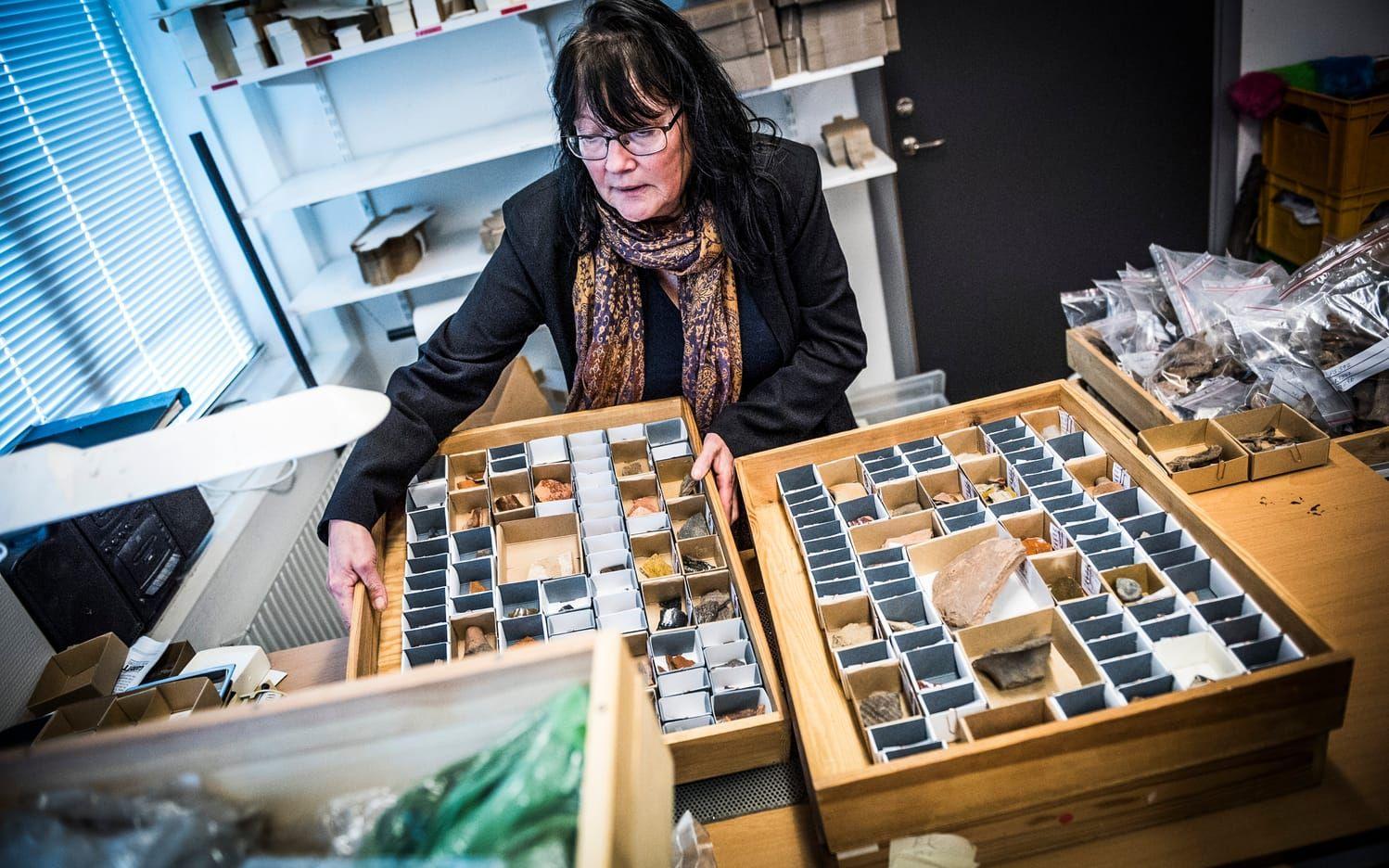 Keramik och glas. Ing-marie Trägårdh visar fynden från den senaste utgrävningen.