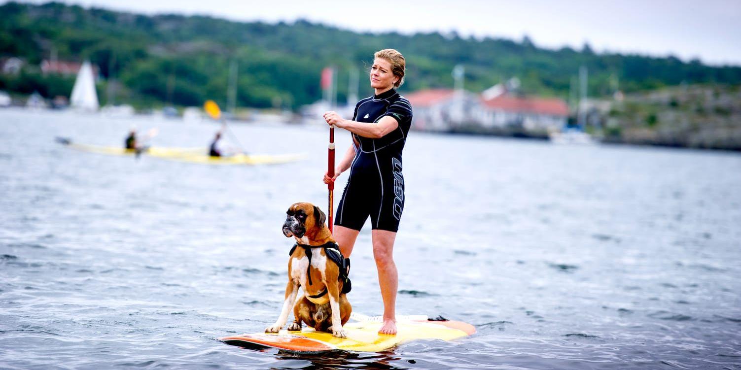 Line Syre och hunden Elliot är vana SUPare och har paddlat sedan hon och maken Roland Frösing öppnade skeppshandel på Marstrand.