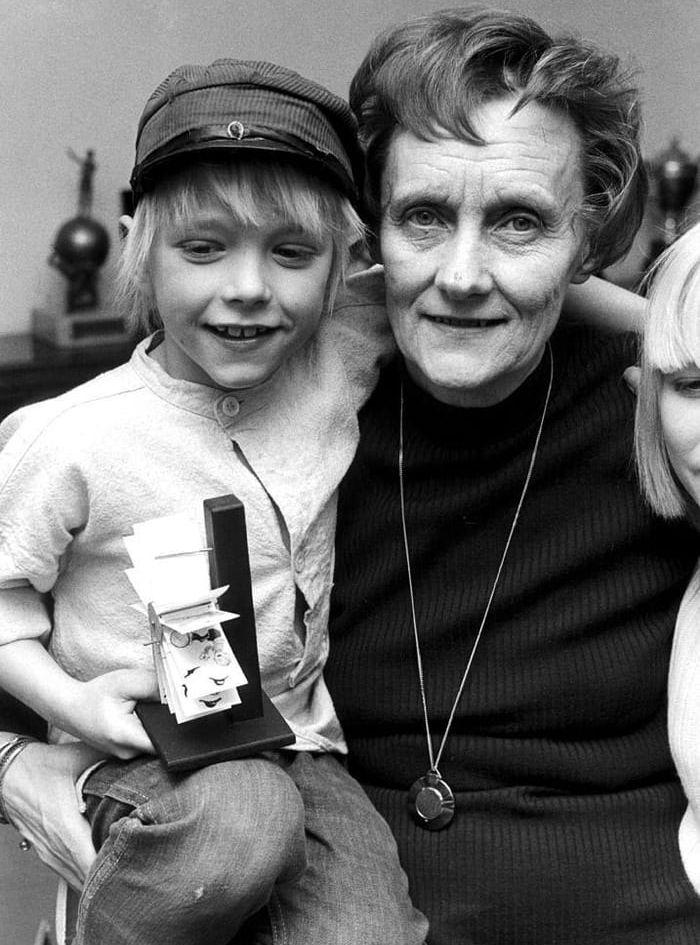 Astrid Lindgren med skådespelaren Jan Ohlsson (Emil). Foto: TT.