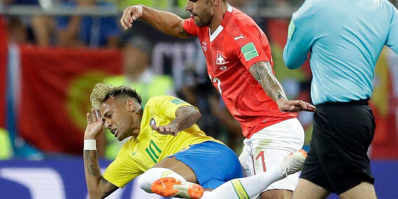 Valon Behrami (i rött) hade järnkoll på brasilianske storstjärnan Neymar. Brasilien fick nöja sig med 1–1 mot Schweiz i sin VM-premiär.