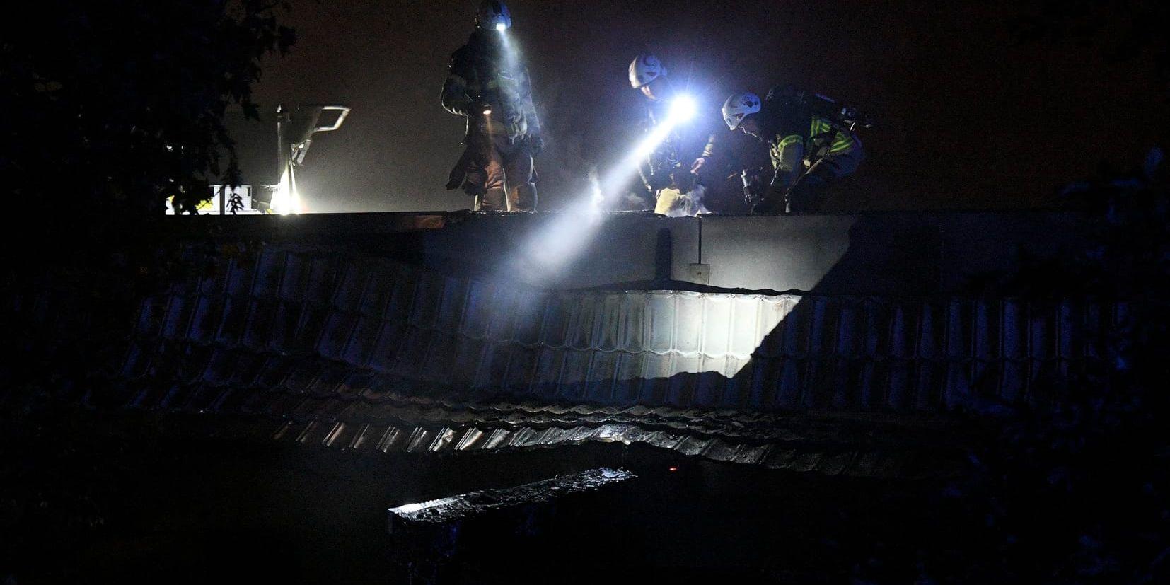 Räddningstjänst på plats på taket på ett gymnasium i Limhamn i Malmö som eldhärjades i natt.