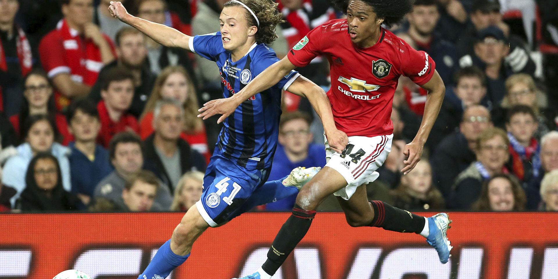 Rochdales 16-årige målskytt Luke Matheson i kamp med Manchester Uniteds Tahith Chong.