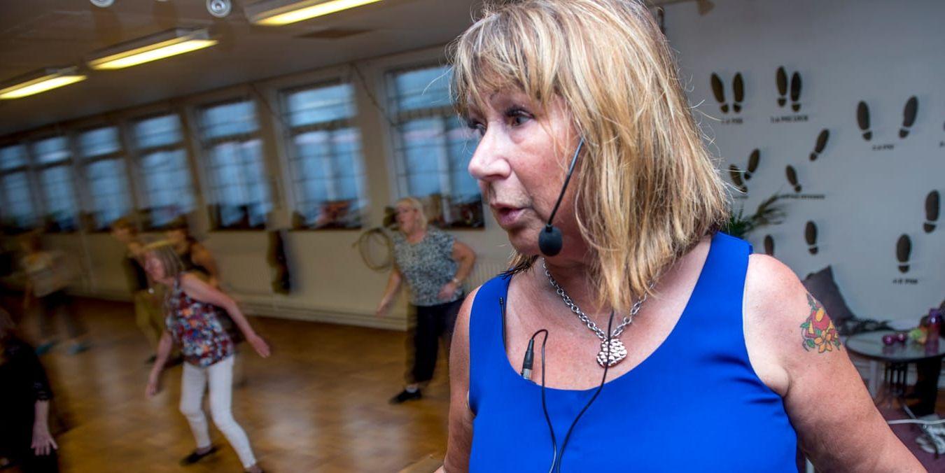 
     Med naturlig pondus lotsar instruktören och inspiratören Suzanne Borgström deltagarna i rörelseschemat. Bild: Anders Hofgren 
   