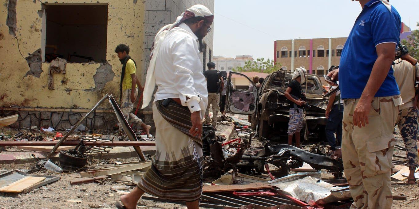 Omkring 70 personer dödades i en självmordsattack i hamnstaden Aden i Jemen. IS påstår sig ligga bakom dådet.