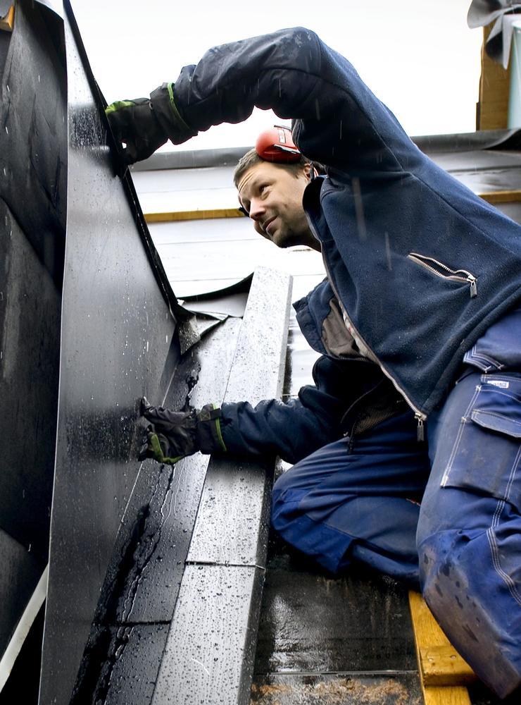 STOCKHOLM 20081028 - Plåtslagare på ett tak. Plåtslagaren Saul Sandström på Tullinge Vent och Plåt AB lägger tak. Foto: Claudio Bresciani / SCANPIX / Kod 10090 
