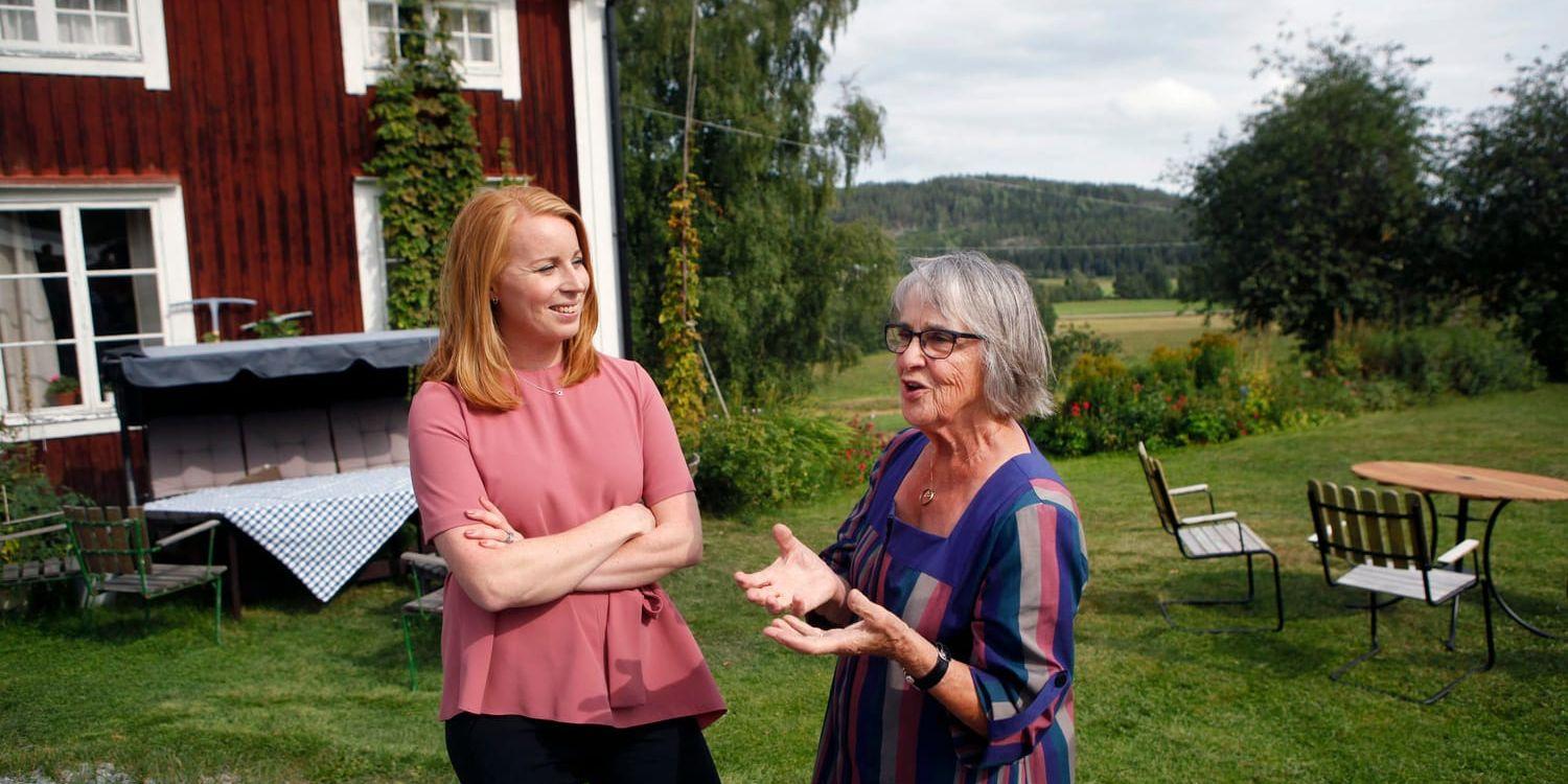 Centerns partiordförande Annie Lööf håller pressträff på Torbjörn Fälldins gård i Ramvik tillsammans med Solveig Fälldin, Ångermanland, och presenterar förslag för att utveckla den svenska landsbygden.