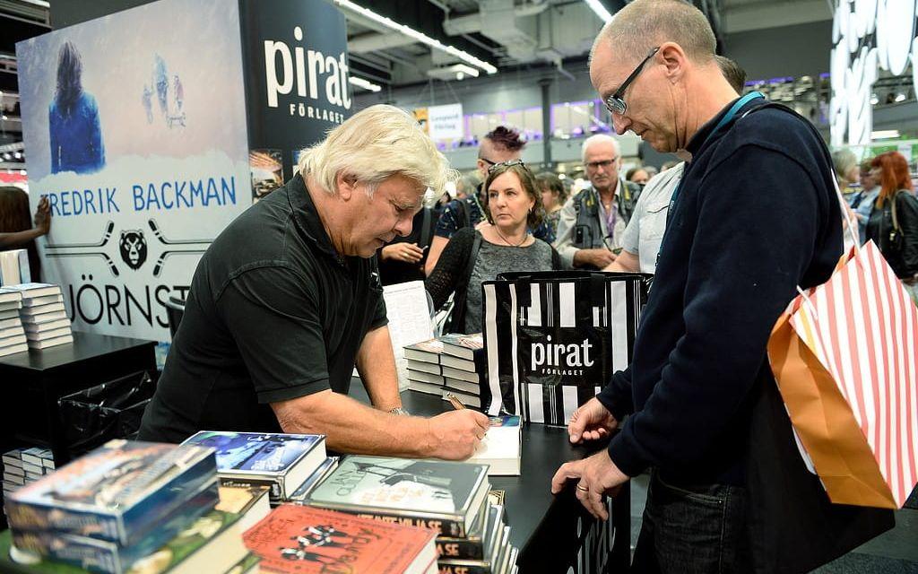 Jan Guillou signerar sin bok Blå Stjärnan på Bokmässan 2015. Foto: TT.