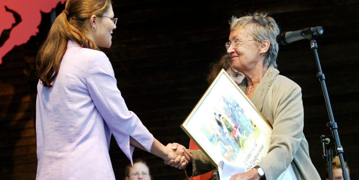 Christine Nöstlinger tar emot Litteraturpriset till Astrid Lindgrens minne av kronprinsessan Victoria i Stockholm 2003. Arkivbild.