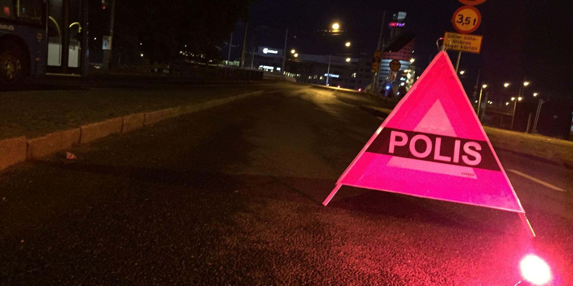 Polis stängde på tisdagskvällen av Götaälvbron efter en trafikolycka som följdes av elproblem.
