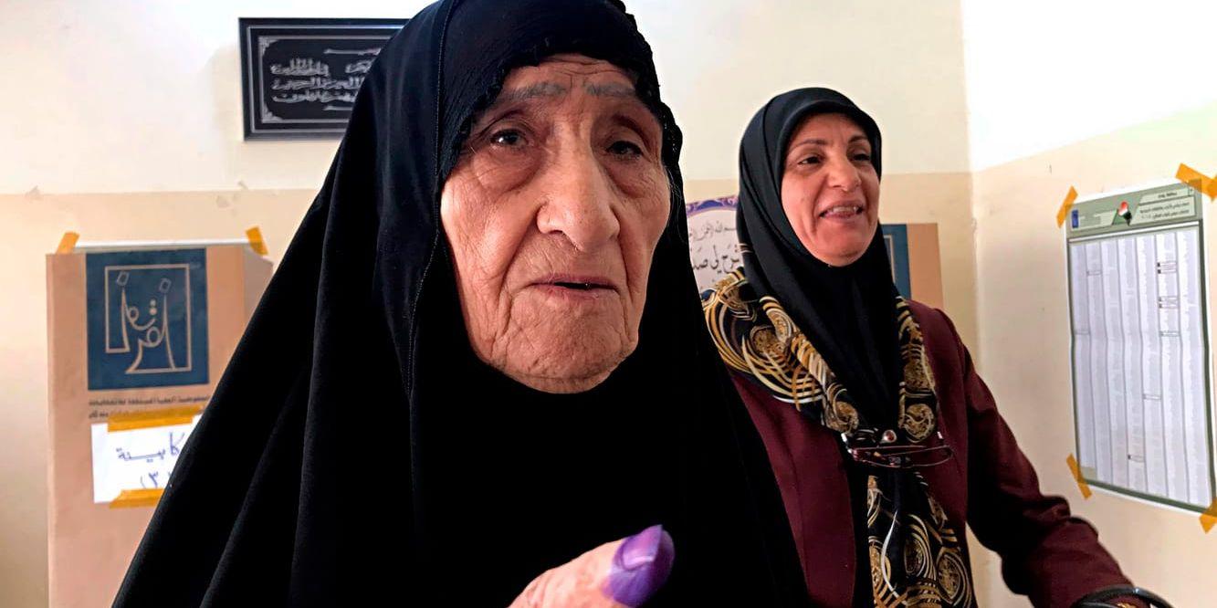 En kvinna visar upp sitt finger efter att ha röstat i det irakiska valet i Bagdad i maj.