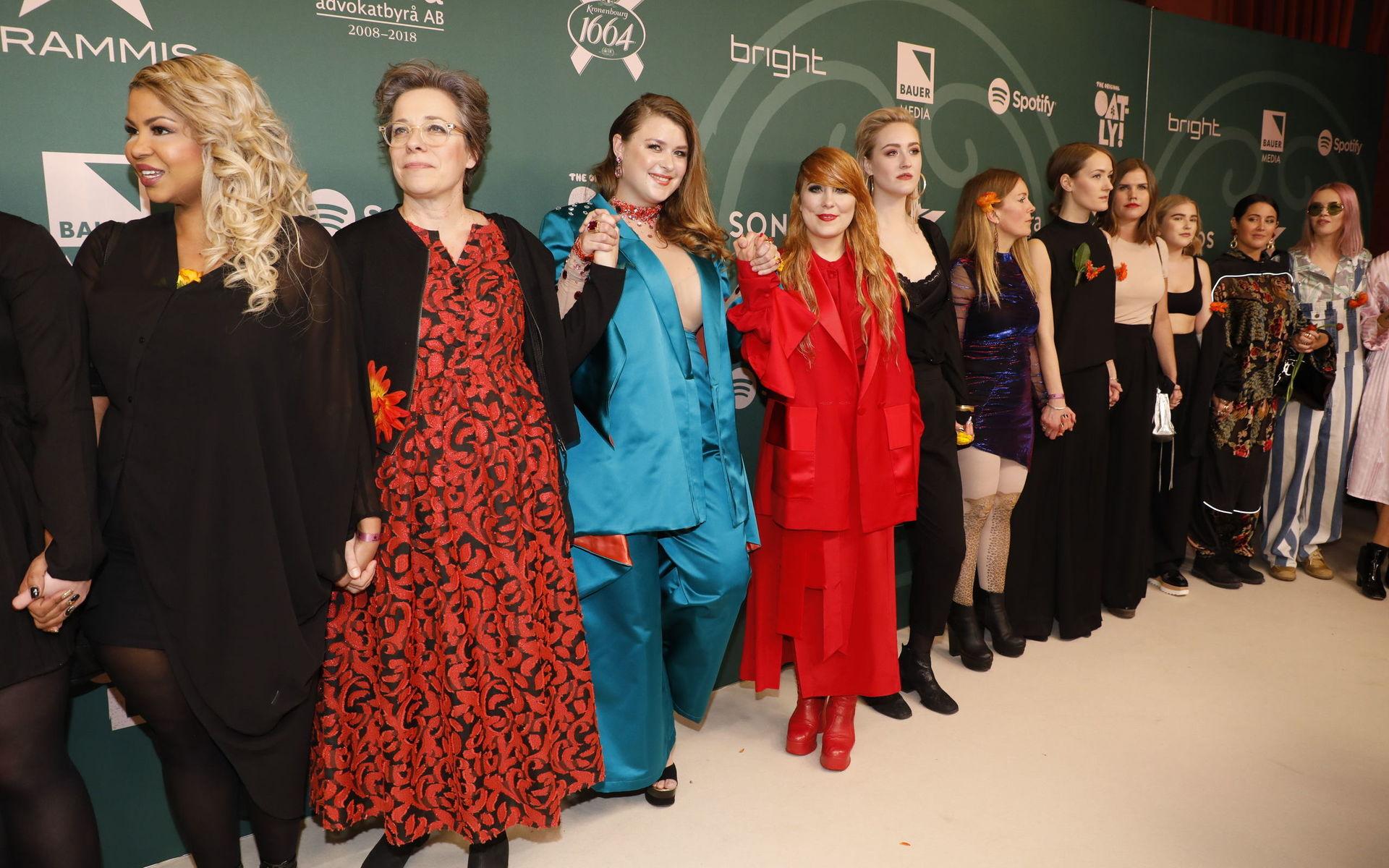 Under Grammisgalan 2018 på Grand Hotel i Stockholm gick Linnea Henriksson hand i hand med bland andra Miss Li i När musiken tystnar-manifestationen.