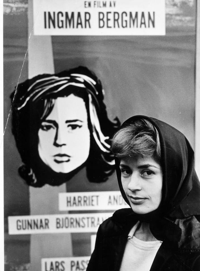 Skådespelerskan Harriet Andersson framför en affisch utanför Röda Kvarn i Stockholm där Ingmar Bergmans film Såsom i en Spegel precis har haft premiär 1961. I filmen gör Harriet Andersson huvudrollen. 