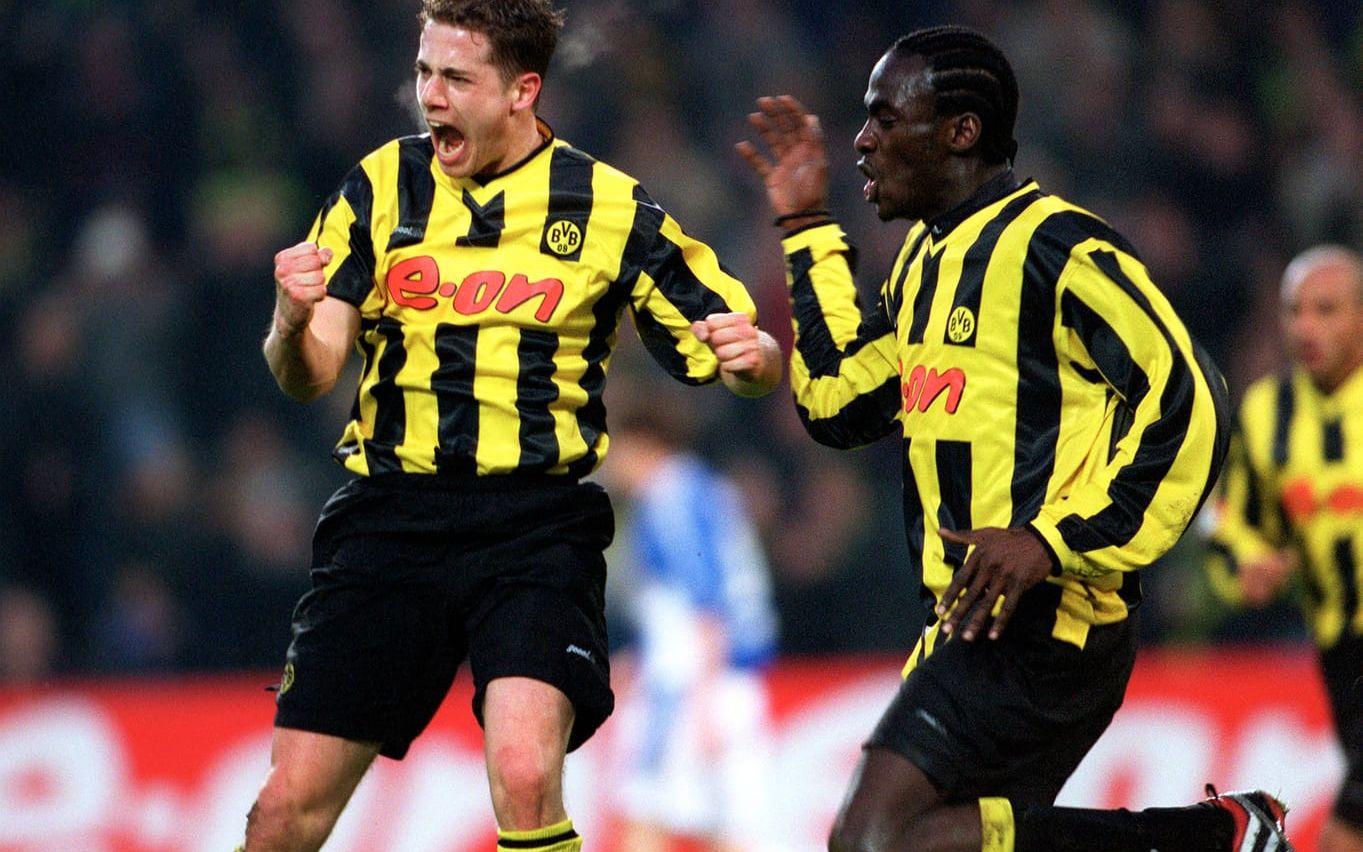 Succéinhopparen Lars Ricken (till vänster) jublar efter ett mål i Dortmund. Foto: Bildbyrån