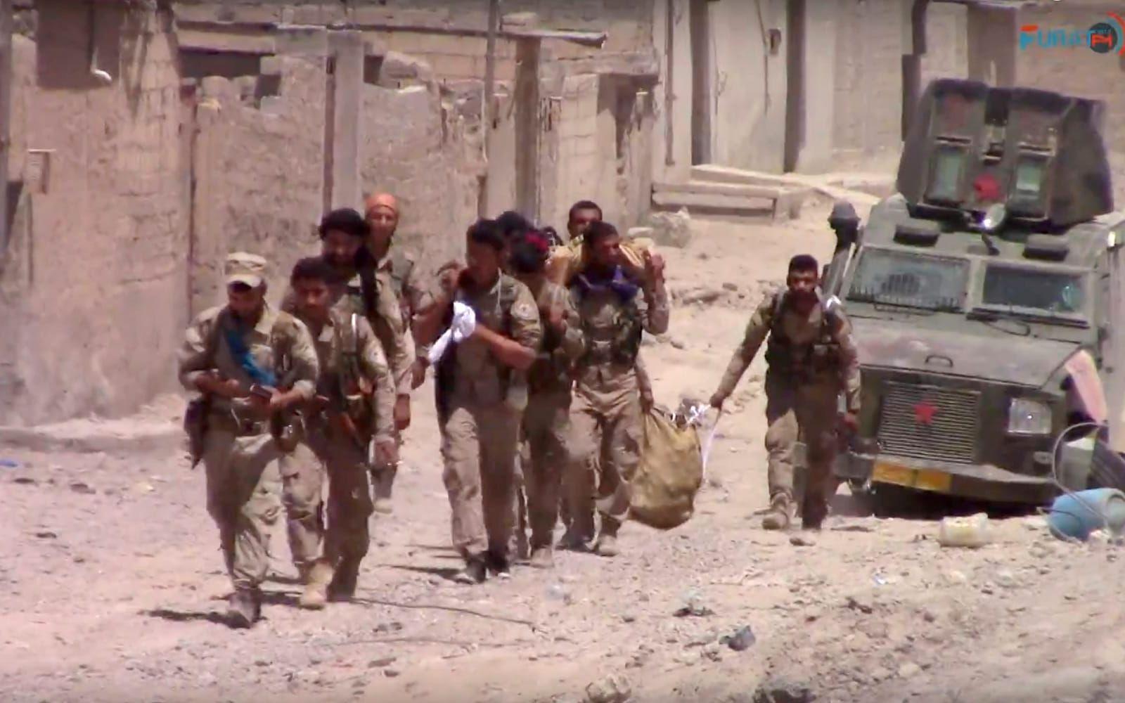 Soldater i USA-stödda Syriska demokratiska styrkan (SDF) rör sig i Raqqa efter sig att ha tagit sig igenom den gamla stadens innermur.