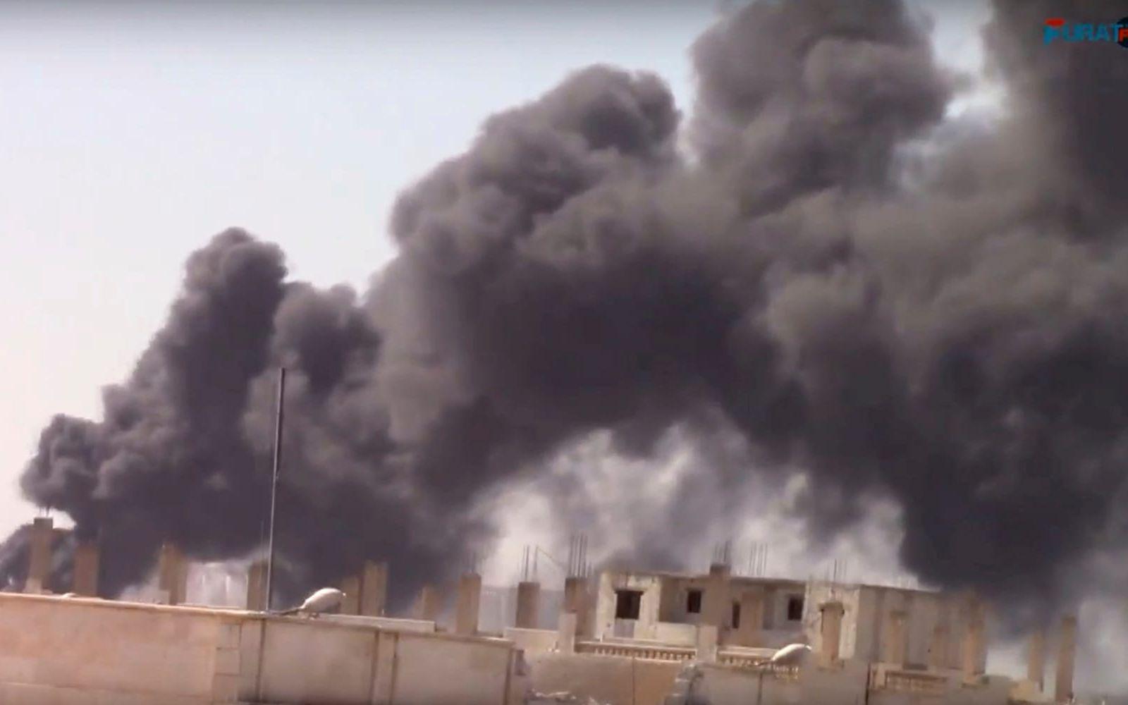 Samtidigt som styrkor strider på marken, på pågår bombningar av Raqqas gamla stadsdel. Bild: TT