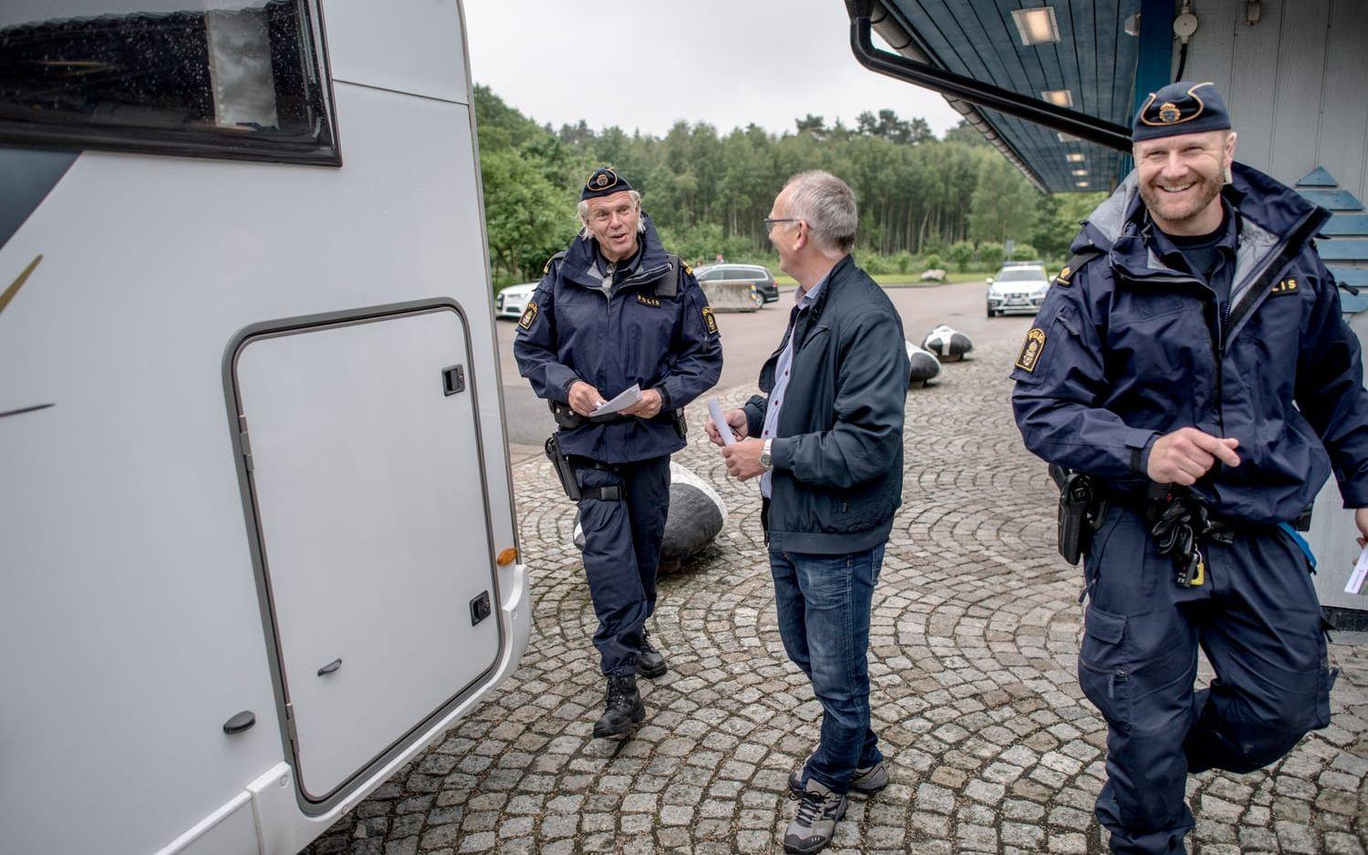 Poliserna informera folket på Spekeröds trafikplats om vägpirater och tjuvar. Poliserna Carl Besslinger och Herman Egelström informerar husbilscamparen Thomas Danielsson.