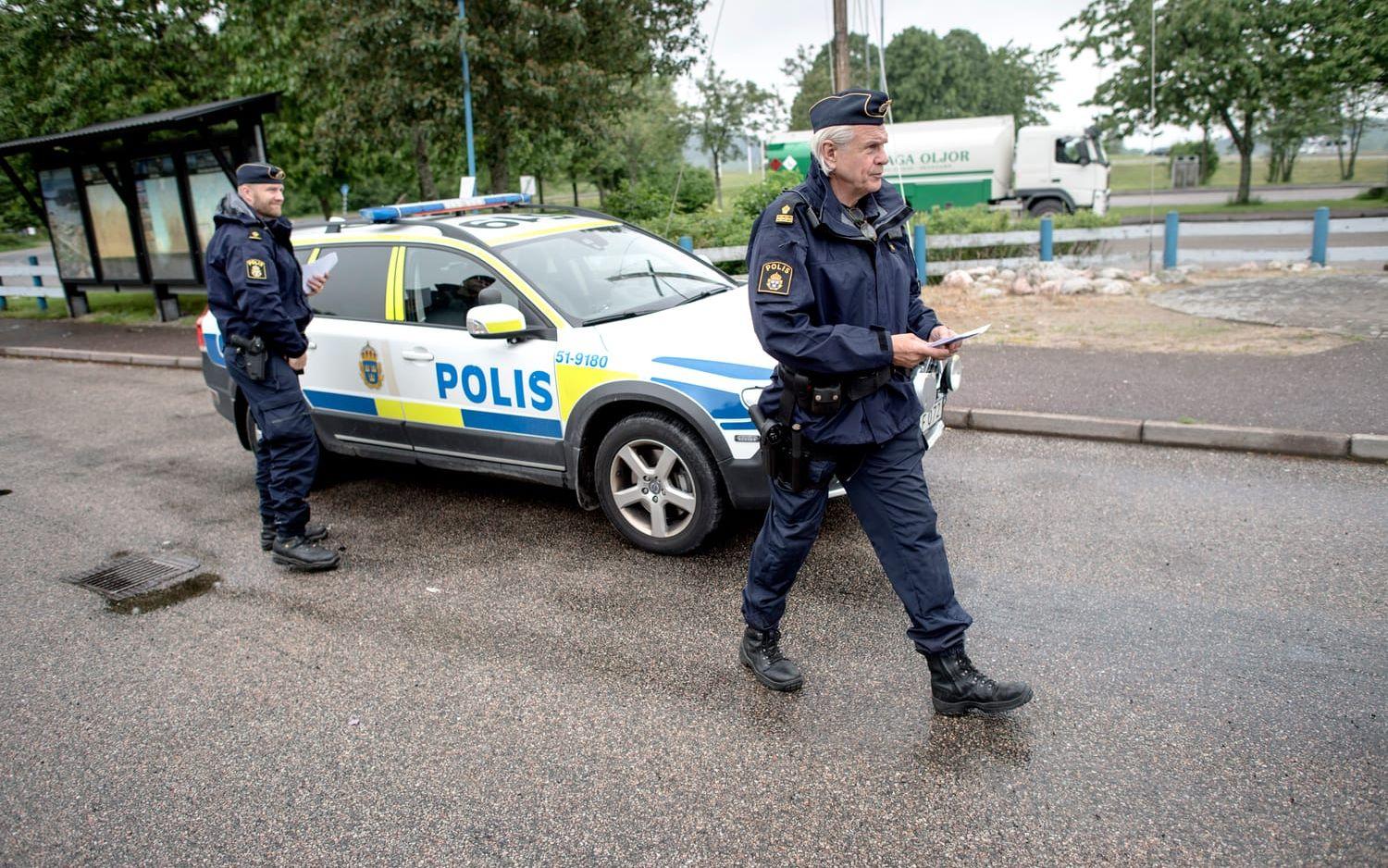 Poliserna Herman Egelström och Carl Besslinger informerar folket på Spekeröds trafikplats om vägpirater och tjuvar.