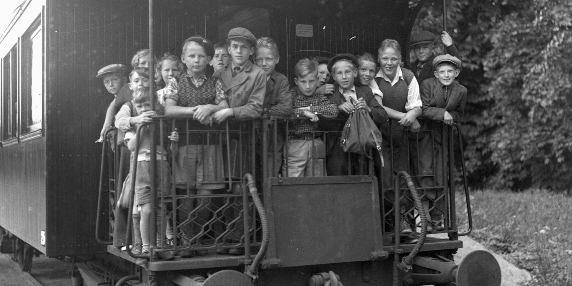 Barn på väg till sommarlovsaktiviteter i juni 1939. 