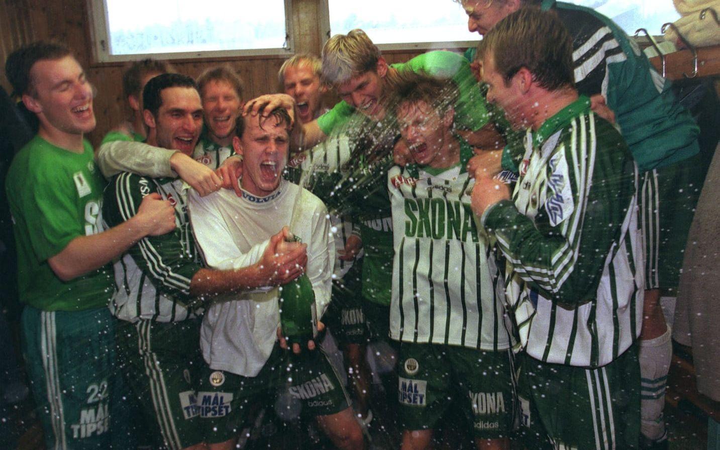 Västra Frölunda firar segern i superettan 1997. Arkivbild: Bildbyrån