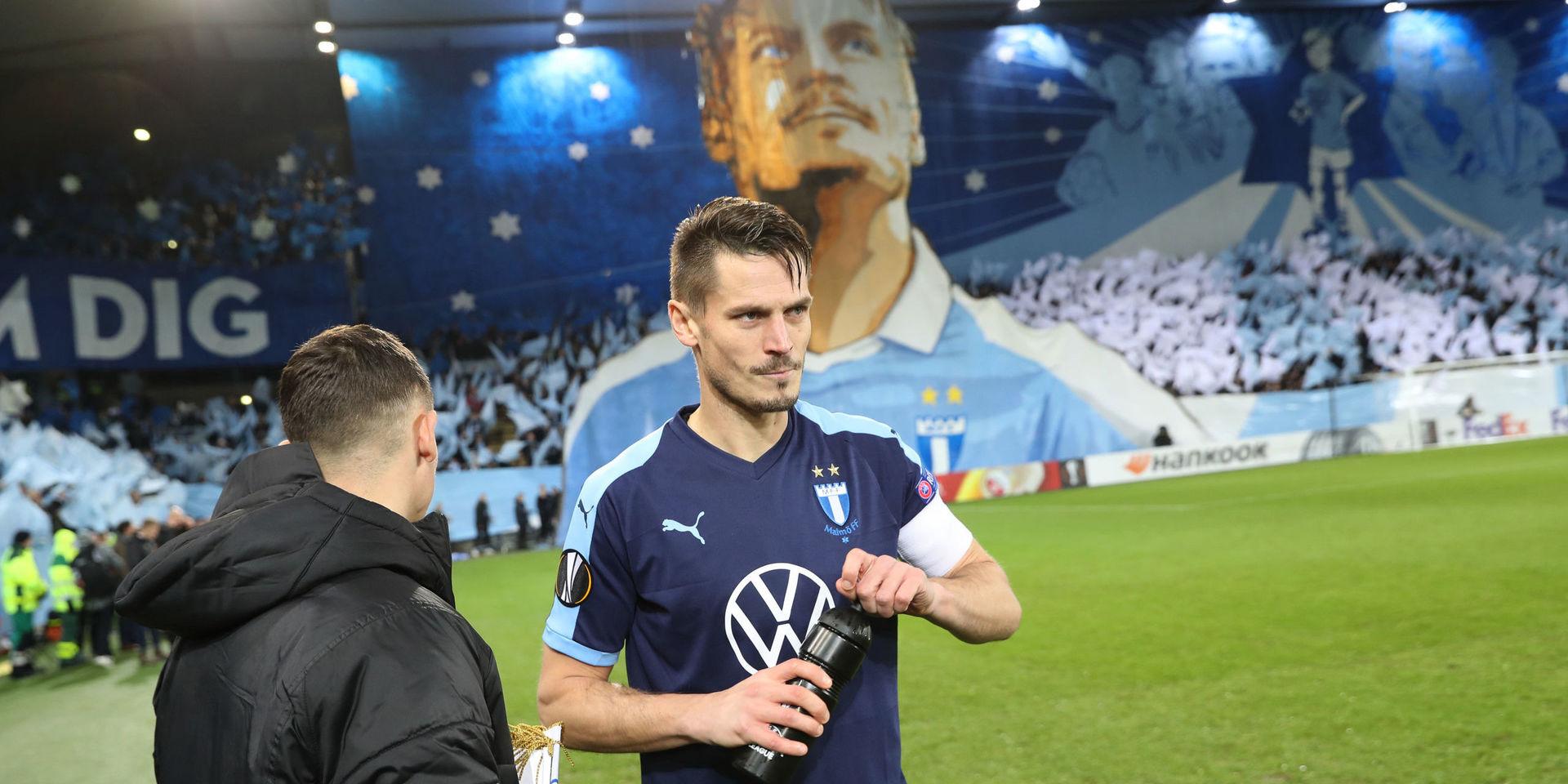 Markus Rosenberg tackades av efter sin sista hemmamatch i Malmö FF.