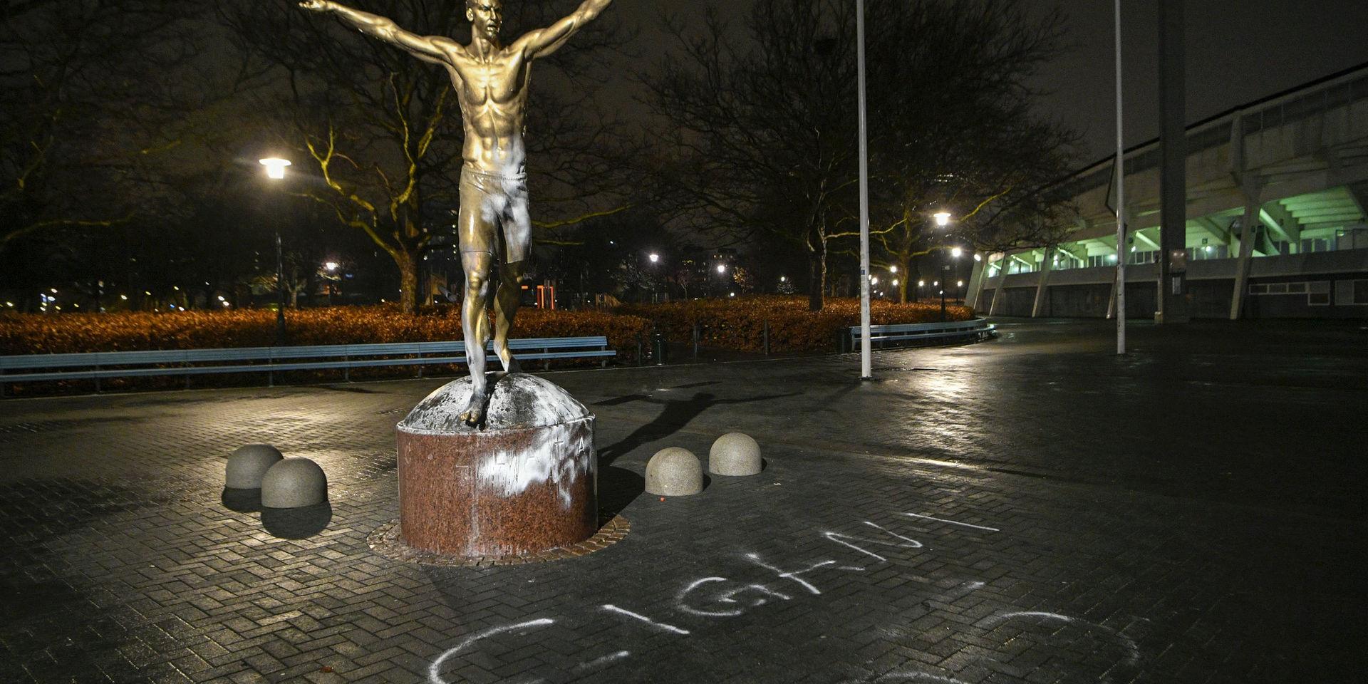Zlatans staty utanför Stadion i Malmö vandaliserades på onsdagen, vilket nu utreds av polisen som misstänkt hatbrott.