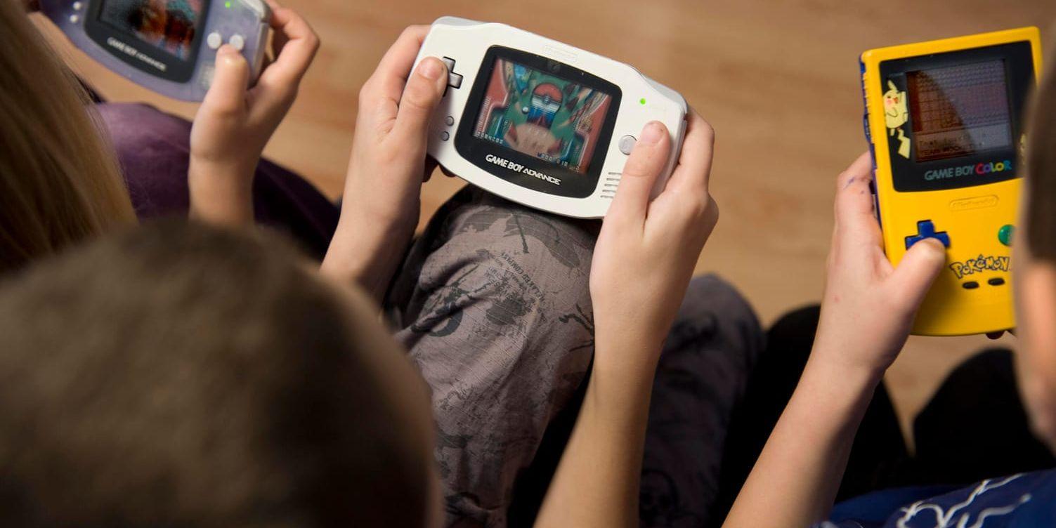 Allt sedan Game Boy släpptes för 30 år sedan har den varit en favorit hos både vuxna och barn, och det har kommit en rad nya varianter av spelkonsolen. Arkivbild.