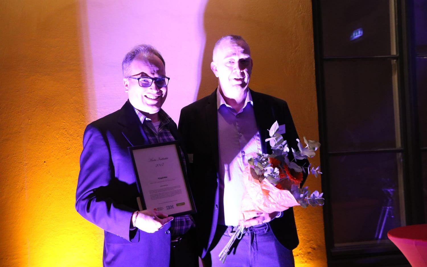 Jens Rosbäck och Robert Hedström från #jagärhär tar emot priset Årets initiativ. Foto: Privat
