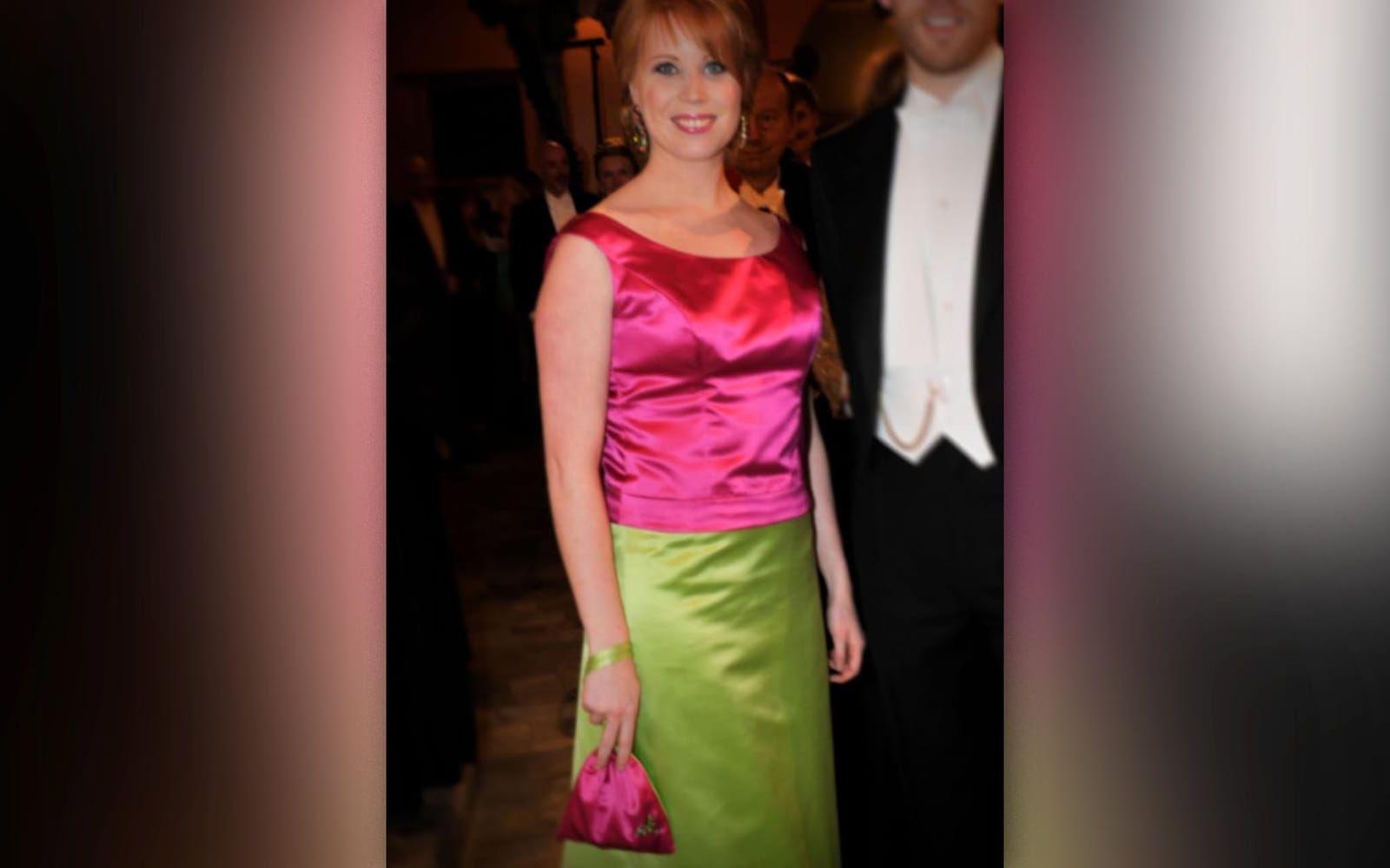 Är det Lisebergskaninen? Grodan Kermit? Nej det är Centerpartiets partiledare Annie Lööf. Hennes tvådelade klänning i grönt och rosa ansågs vara i skrikigaste laget. Camilla Thulin stod för designen.