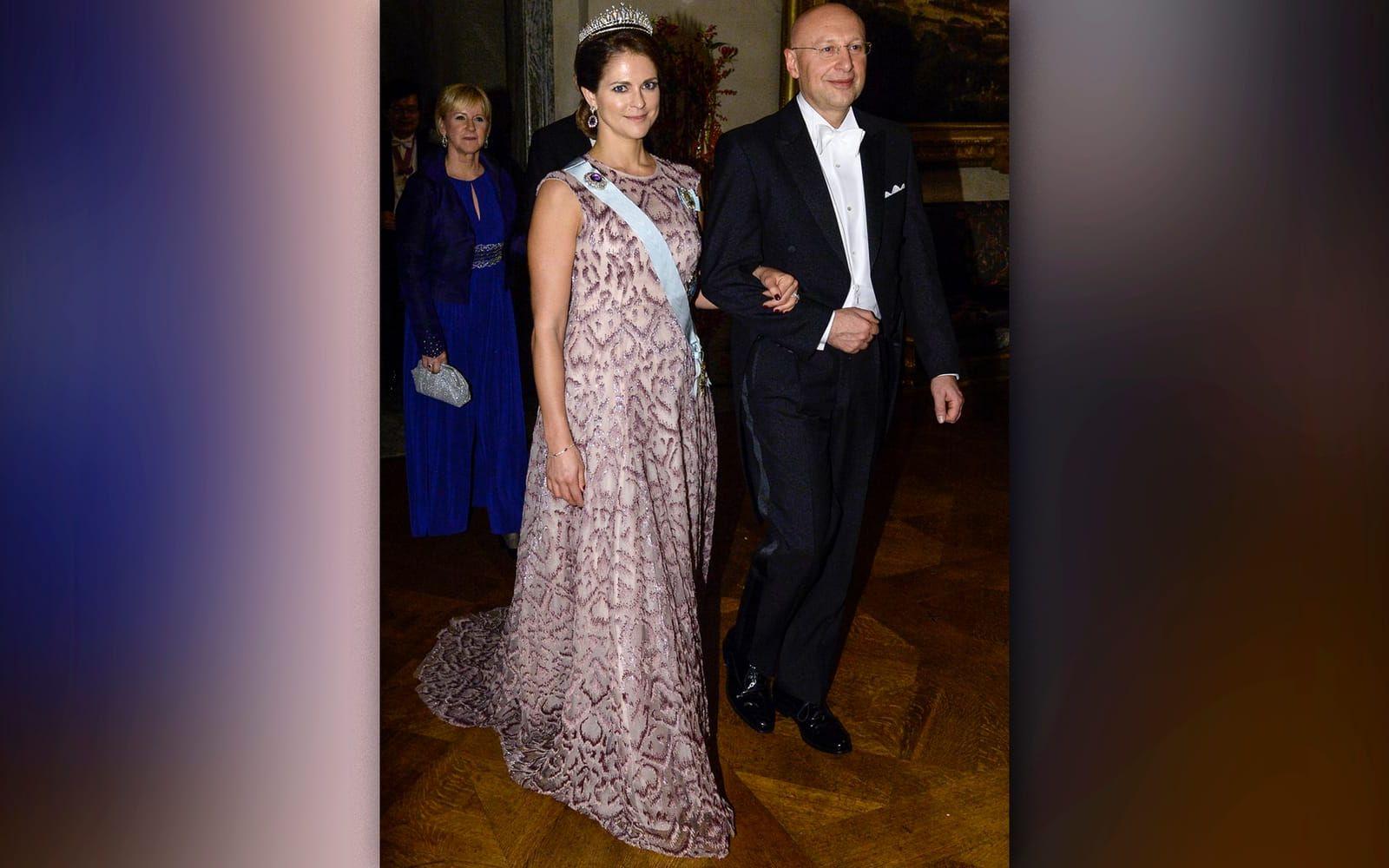 2014 väckte prinsessan Madeleine uppmärksammad för sin klänning. De många små pärlor som prydde den ska enligt uppgift väga 14 kilo.
