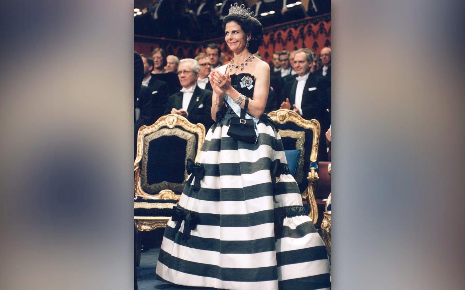 Man behöver inte vara färgstark för att sticka ut. Under Nobelfesten 2003 bar drottning Silvia en svartvit-randig klänning som närmast förde tankarna till bröderna Dalton på rymmen. Klänningen var designad av Nina Ricci och lär vara en av hennes personliga favoriter.