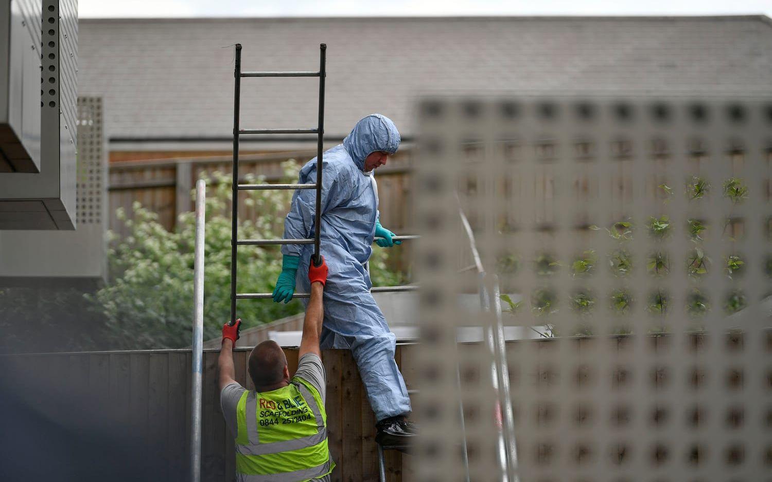 Tekniker klättrar över ett staket i London: Bild: Björn Larsson Rosvall
