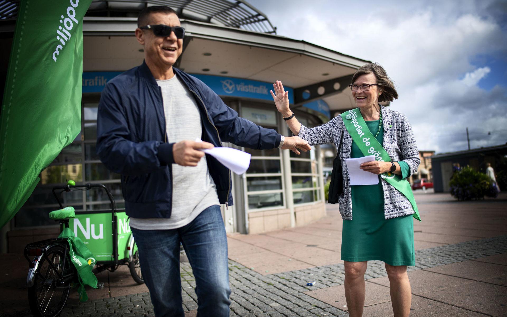 Karin Pleijel (MP) och Amin Bahdin efter att han har fått ett Västtrafikkort laddat med pengar.