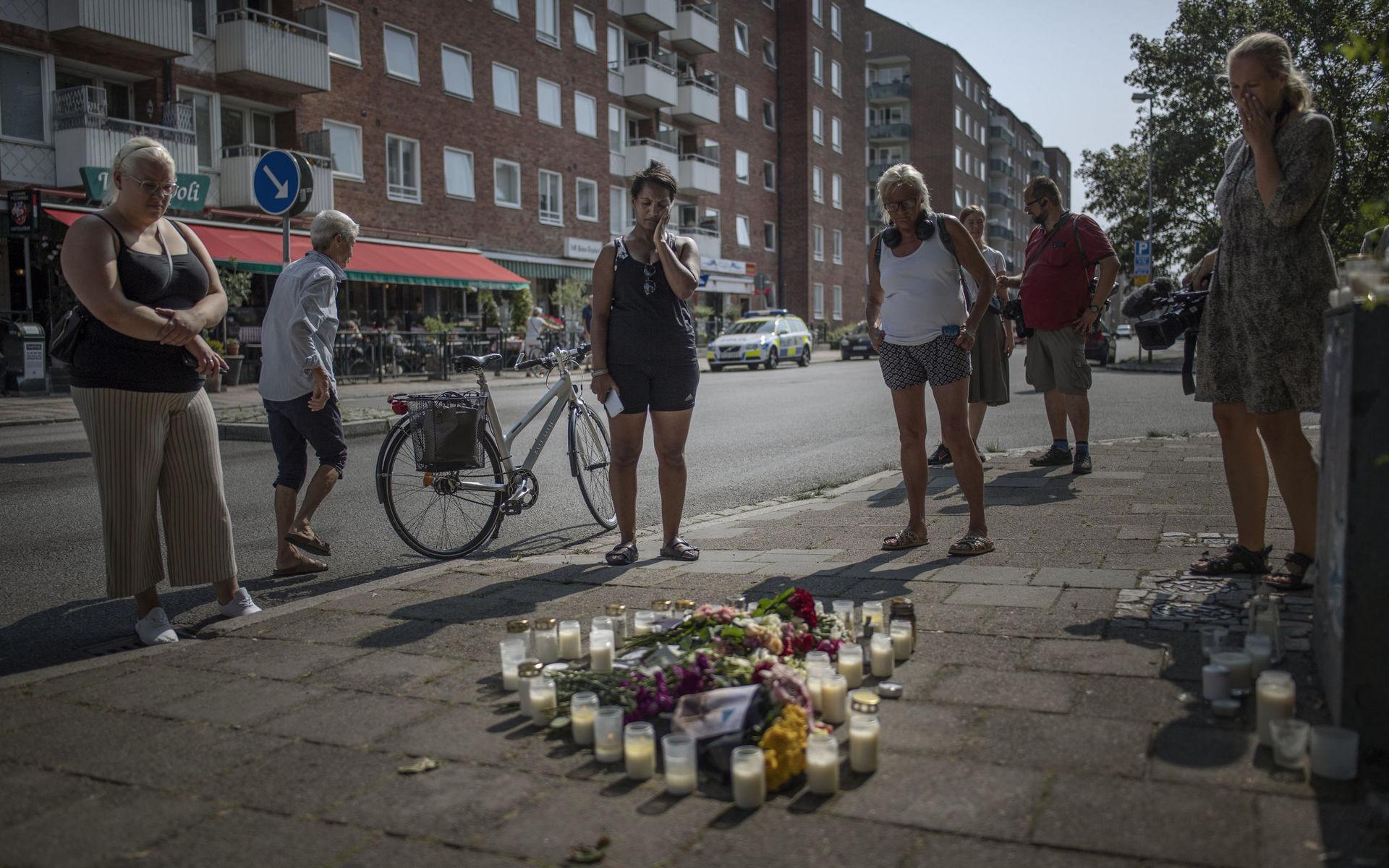 Malmöbor samlades för att lägga en blomma eller tända ett ljus där kvinnan sköts till döds.