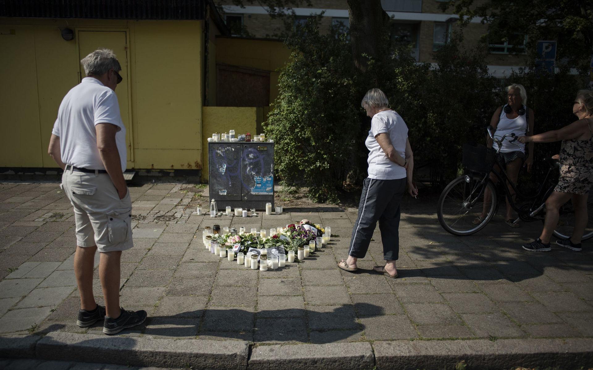 Malmöbor samlades för att lägga en blomma eller tända ett ljus där kvinnan sköts till döds.