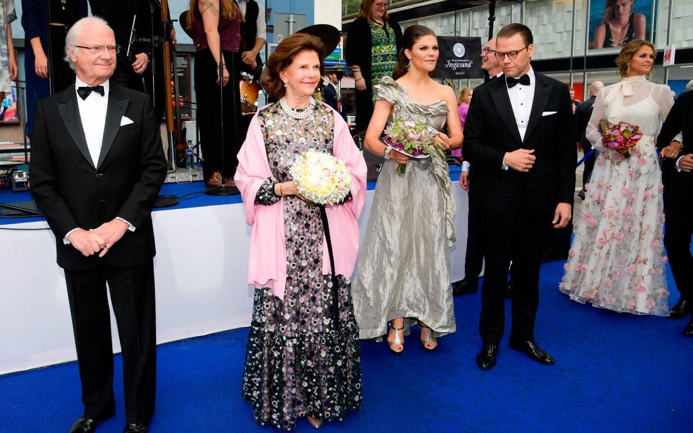Kung Carl Gustaf, drottning Silvia, kronprinsessan Victoria, prins Daniel och prinsessan Madeleine. Foto: TT
