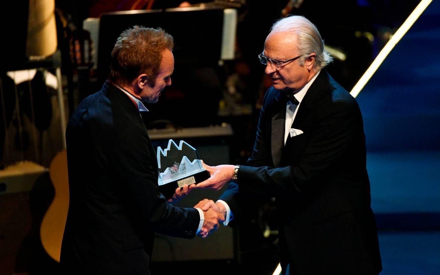 Sting tar emot sitt pris från kung Carl Gustaf. Foto: TT