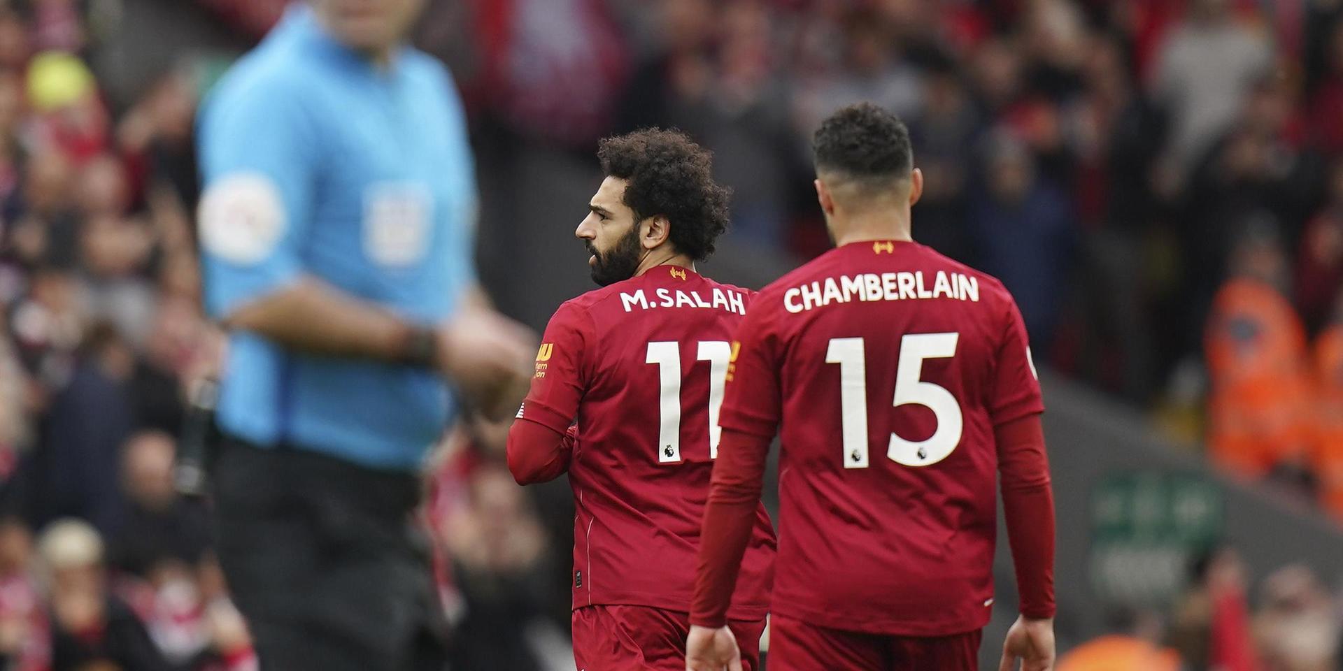 Liverpoolspelarna Mohamed Salah och Alex Oxlade-Chamberlain kommer liksom övriga Premier League-spelarna att byta ut sina efternamn mot 'Black Lives Matter' när säsongen återstartar nästa vecka. Arkivbild.