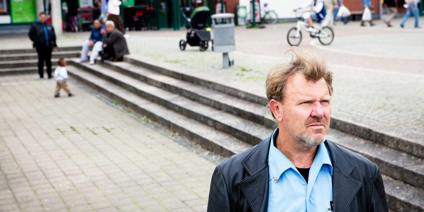 Ensam. Ulf Boström, den ende som jobbar heltid med extremistmiljön.