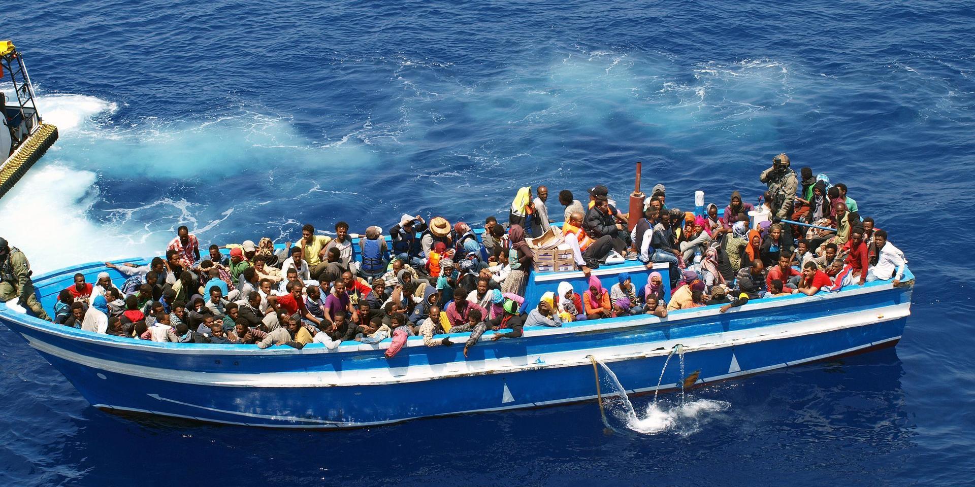 Migranter på väg till svenska kustbevakningsfartyget KBV 001 Poseidon i Medelhavet 2015. Arkivbild