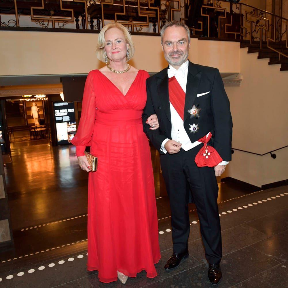 Liberalernas partiledare Jan Björklund med fru Anette Brifalk anländer till Konserthuset i Stockholm inför under Nobelprisutdelningen på söndagen. Foto: Jonas Ekströmer / TT