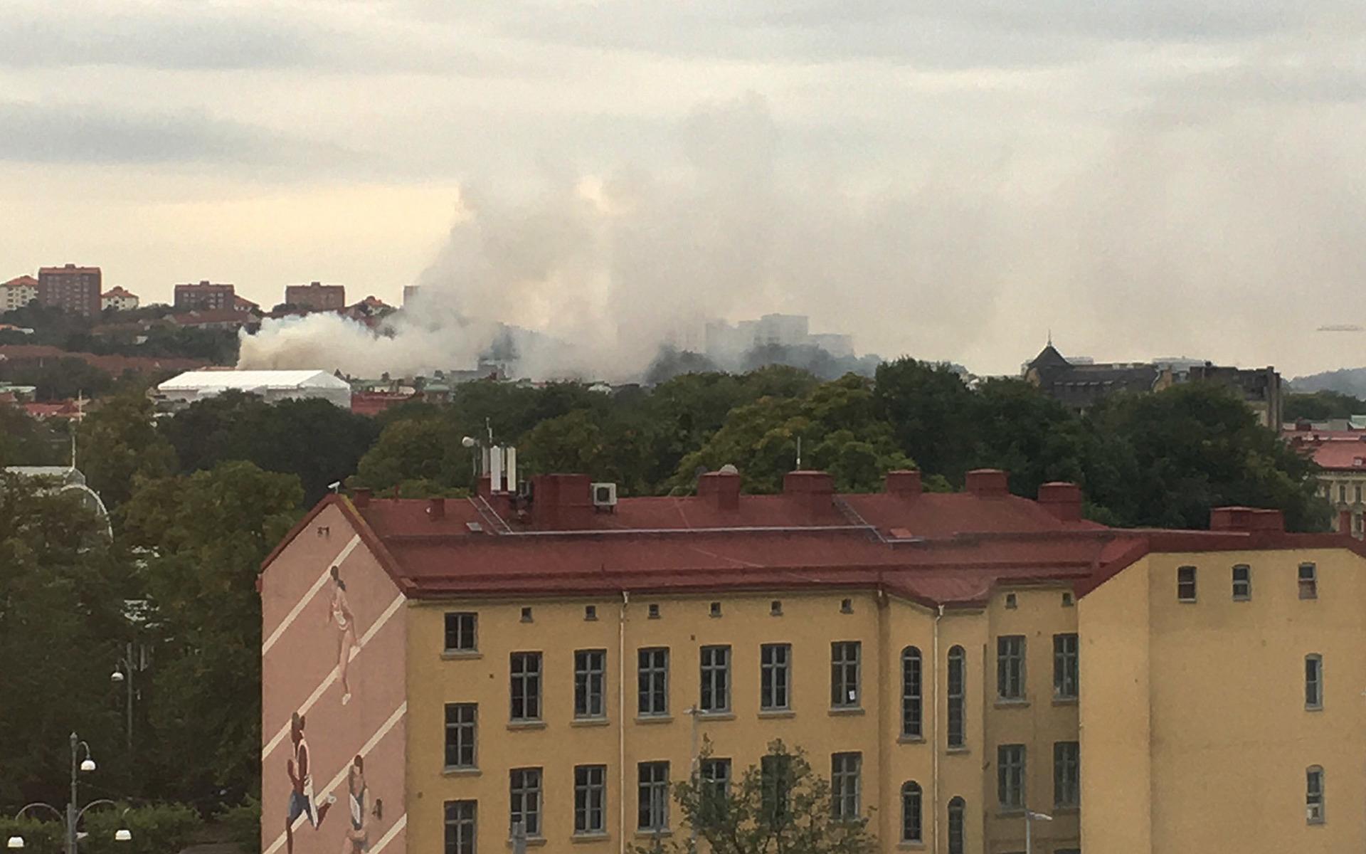 Röken från vindsbranden syns över stora delar av Göteborg vid kvart över åtta på torsdagsmorgonen.