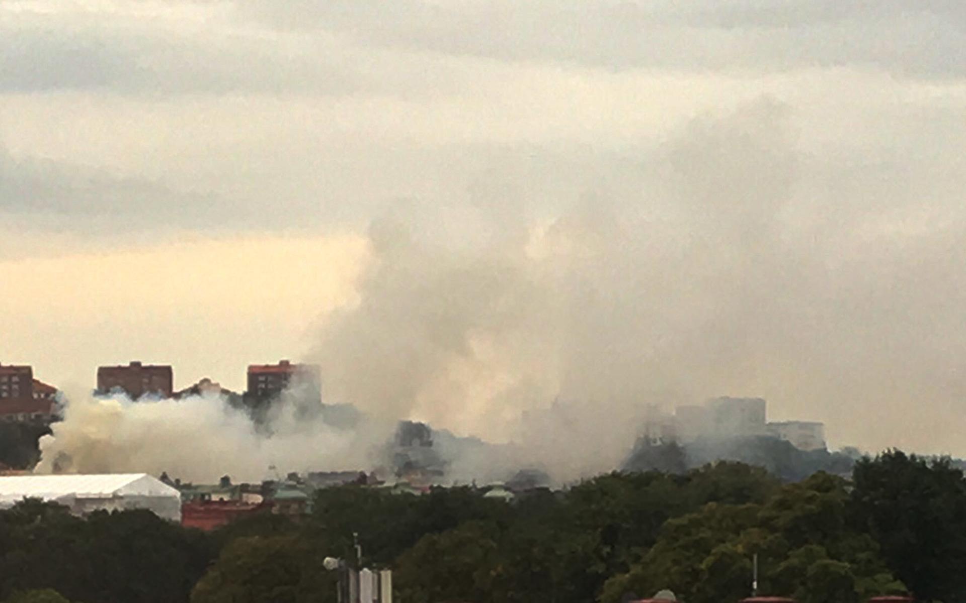 Röken från vindsbranden syns över stora delar av Göteborg vid kvart över åtta på torsdagsmorgonen.