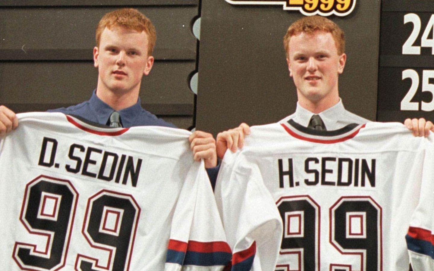 Tvillingarna Sedin, med Daniel till vänster och Henrik till höger, under NHL-draften 1999. Foto: TT