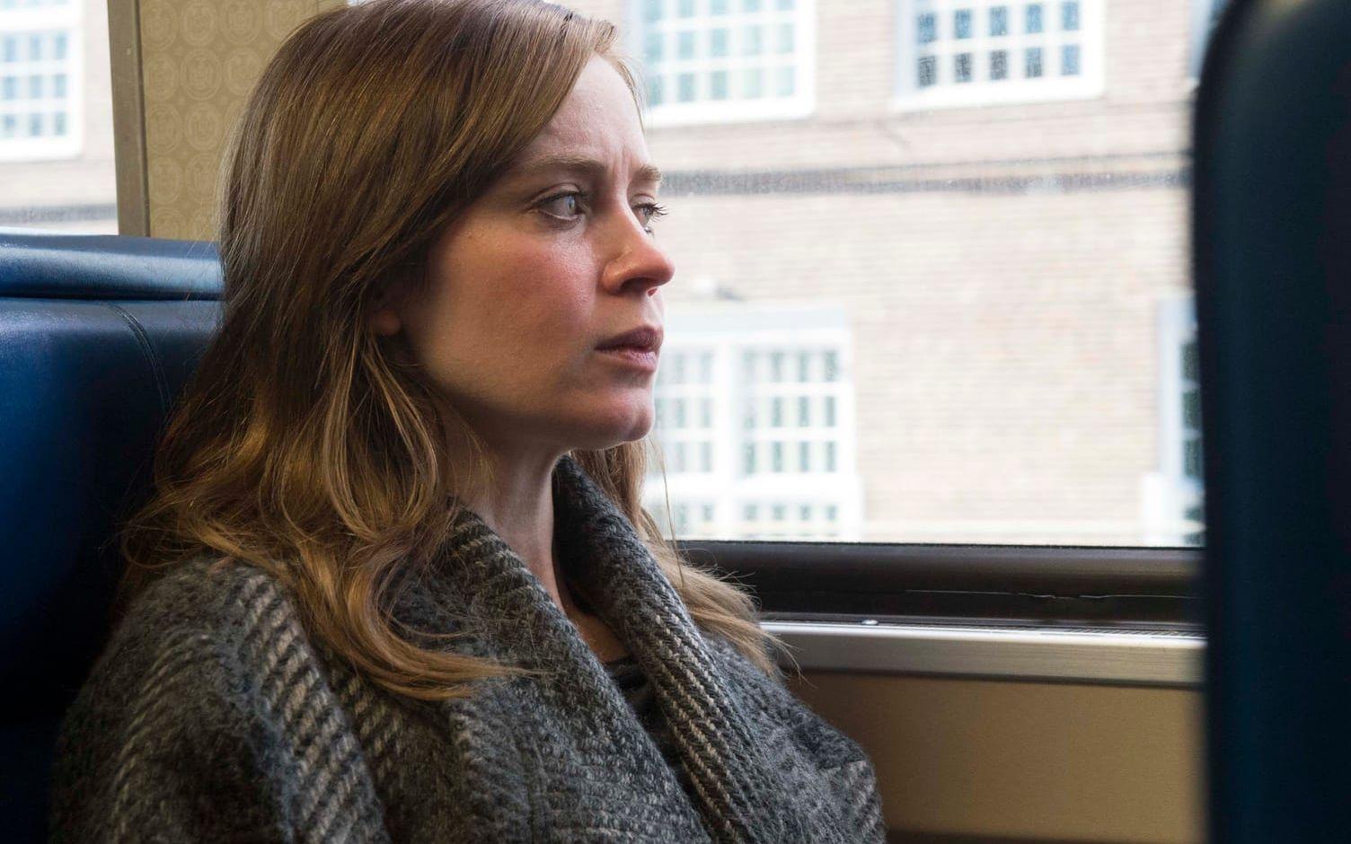 Komplicerat. Vad är på riktigt och vad är fantasi? Rachel (Emily Blunt) i Kvinnan på tåget. Bild: Barry Wetcher