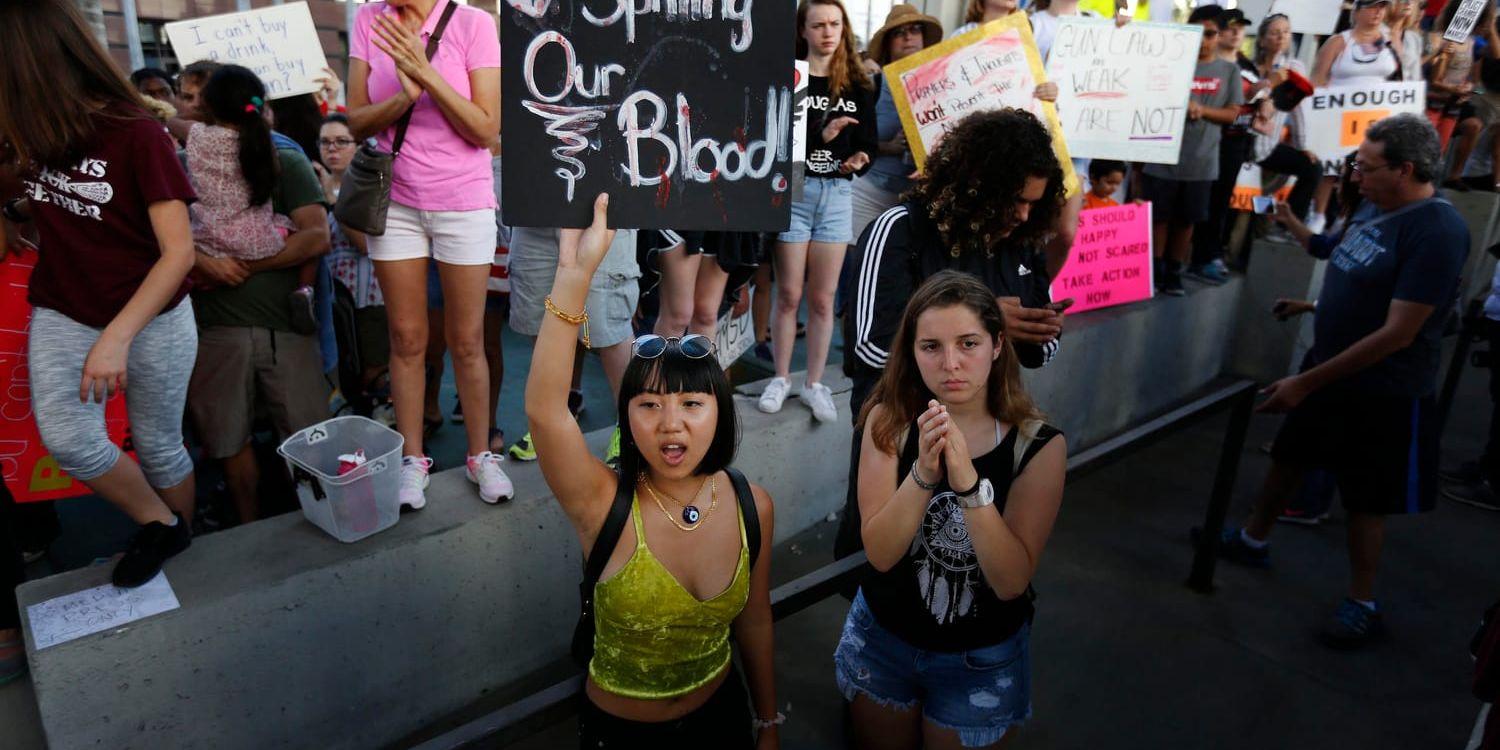Elever som överlevde veckans masskjutning i på ett gymnasium i Florida kommer att genomföra en protestmarsch i Washington nästa månad. Arkivbild.
