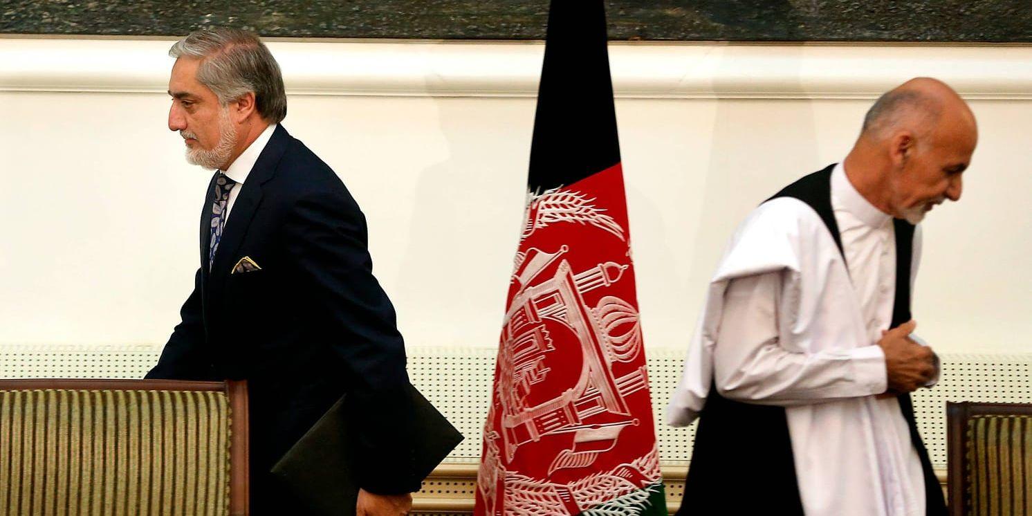 I två år har Afghanistan haft en enhetsregering som har väldigt svårt att vara eniga. Många varnar nu för att de interna stridigheterna leder till sämre förmåga att tackla kriget på marken. Bilden togs den 21 september 2014 då Abdullah och Ghani skrev under avtalet om maktdelning, som innebar att Ashraf Ghani blev landets president.